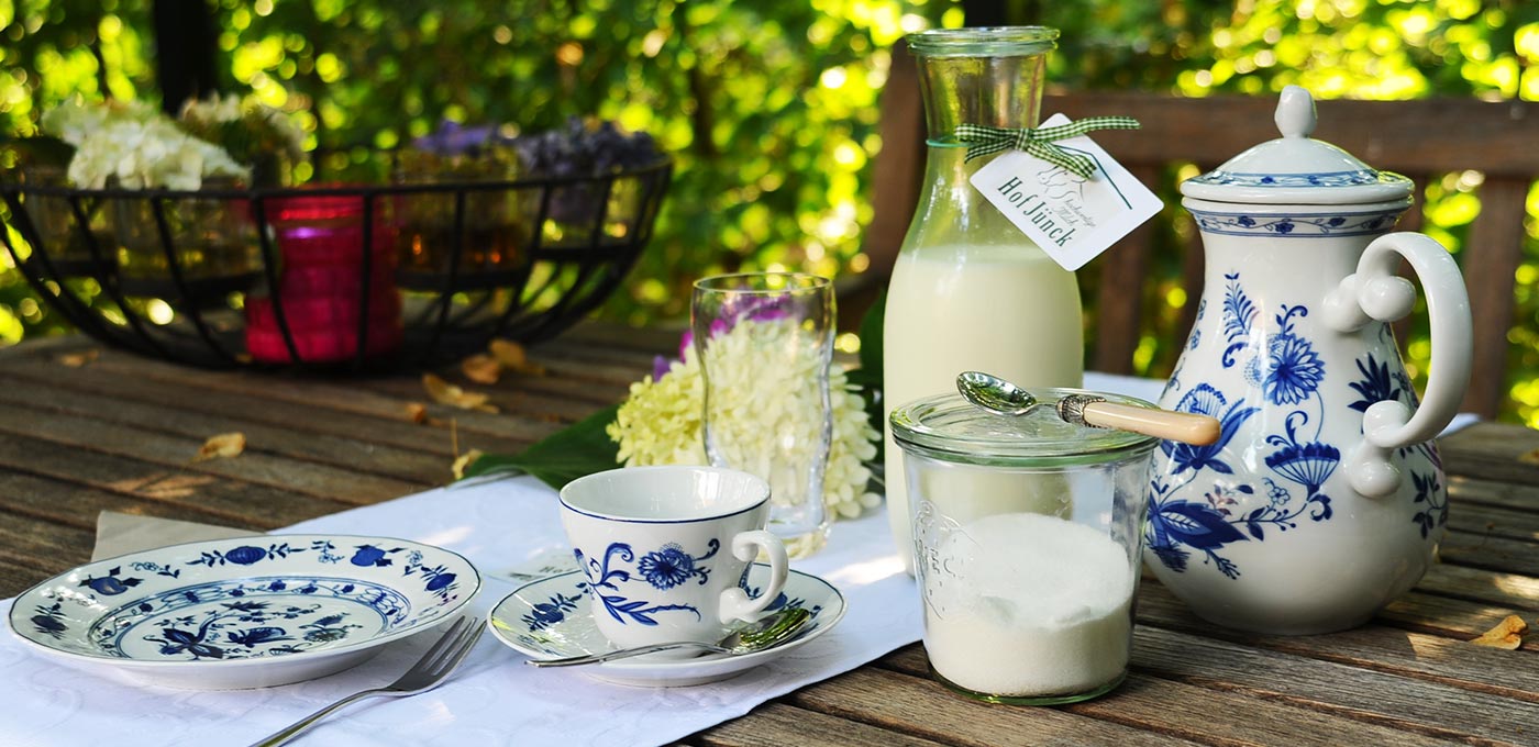 Wir verwöhnen Sie mit unserer westfälischen Kaffeetafel und unserer frischen Milch vom Hof