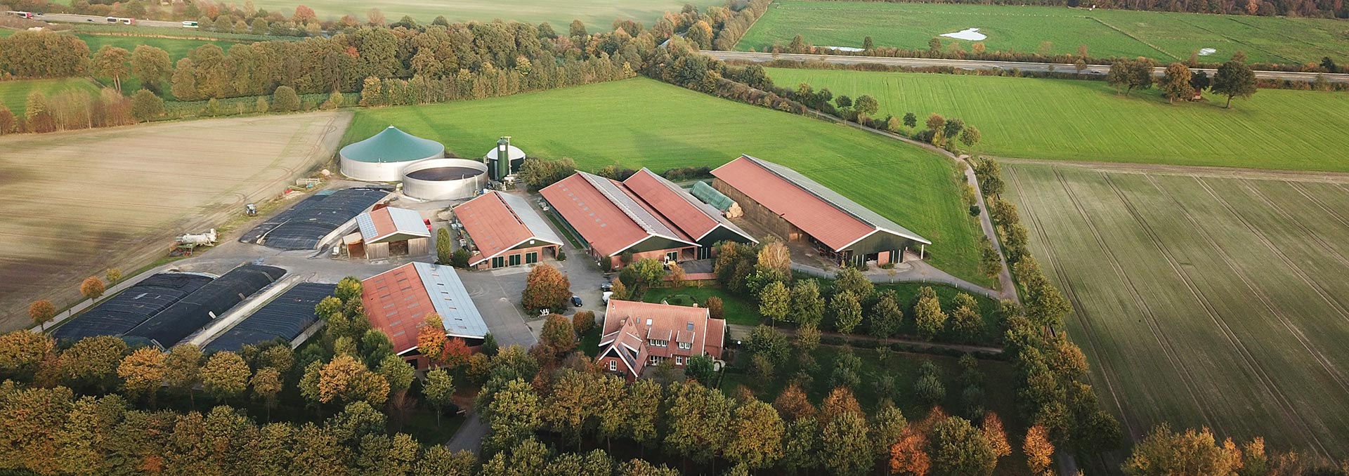 Lernen Sie unseren Hof, die vielseitige Landwirtschaft und unseren Milchviehbetrieb Jünck kennen